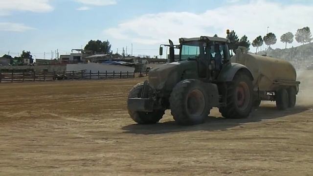 Fendt 927 Vario tractor pulling a 20000 litre water tank смотреть онлайн