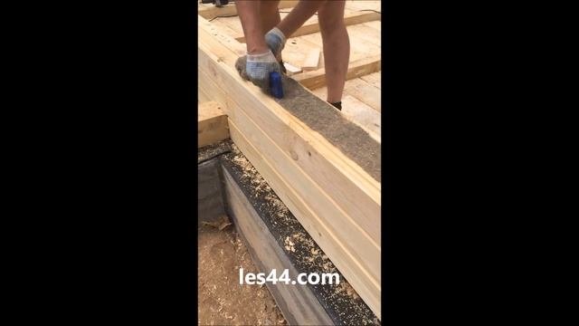 Укладка межвенцового утеплителя