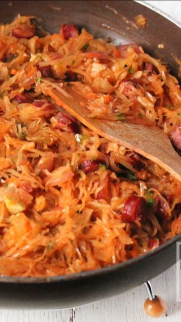 Тушёная капуста с копченым мясом и охотничьими колбасками в домашних условиях , очень вкусно! смотреть онлайн