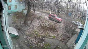 ⚡️На видео – разрывы кассетных снарядов ВСУ на территории больничного городка в центре Горловки с...