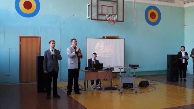 Торжественная линейка, посвящённая Дню Победы. смотреть онлайн