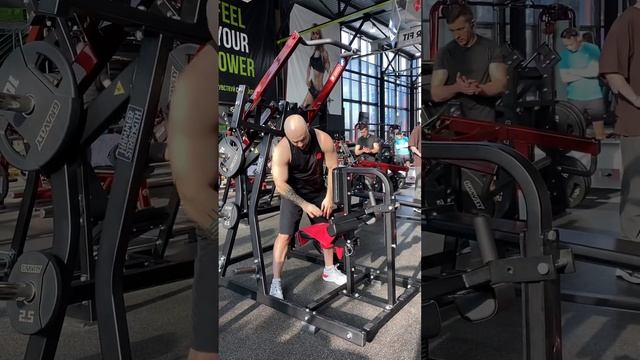 Вертикальная раздельная рычажная тяга обратным хватом сидя (жираф) (iso-lateral front lat pulldown)