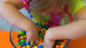 ♥ СВИНКА ПЕППА и ее друзья в конфетках M&M's Surprise Toys Hide & Seek Peppa Pig Emily