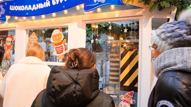 Красавица-лебедь в пуховом оренбургском наряде и Шоколадный бургер – главная интрига в ГУМе