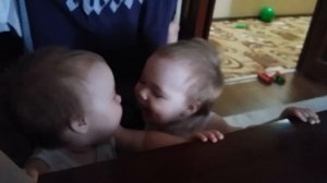 Смешно и мило) близняшки целуются
