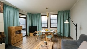 Обзор апартаментов с 3 спальнями, камином и террасой по ул. Защитников Кавказа, 77/2. Жить в Горах