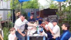 Весёлая даргинская песня в дружеской компании.