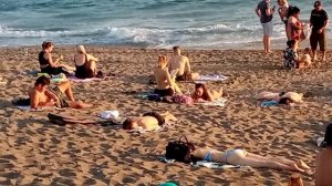 bule lagi berjemur di pantai batu bolong