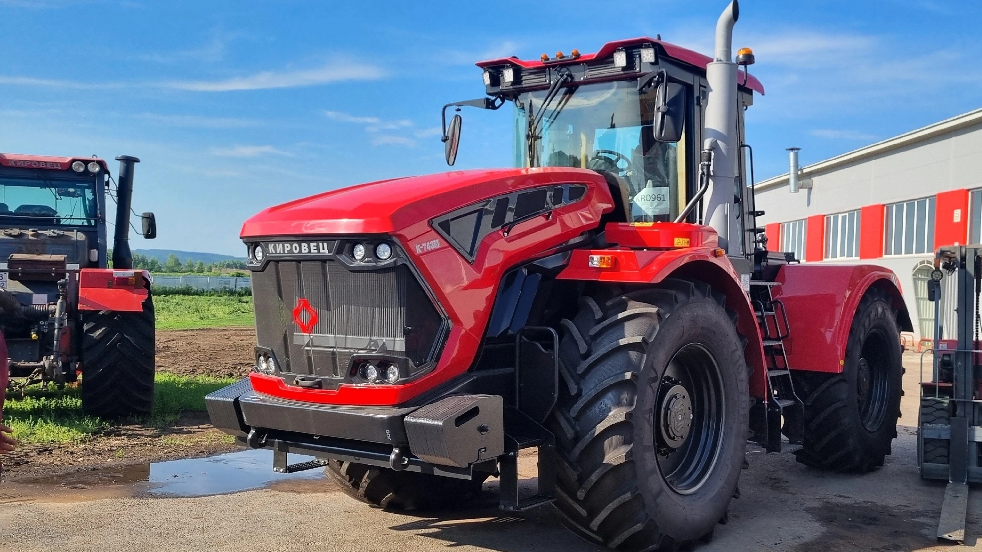 Новый Кировец К-743М. Стоит ли его покупать???  Посмотрим изнутри,что творится в дилерском центре. смотреть онлайн