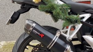 Dominator HP1 Black wjeżdża na BMW K1200r