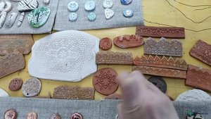 Способы декорирования глиняных пуговиц методом тиснения, гравировки и росписи  Ч 3