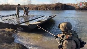 Военнослужащие инженерных войск группировки «Север» развернули понтонный мост на реке