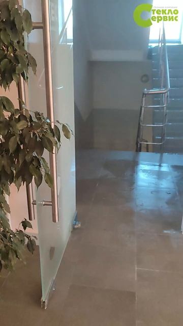 Установили стеклянную дверь с глухой частью