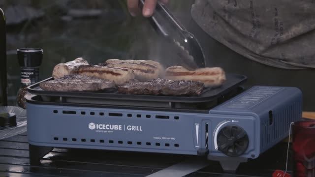 Туристический переносной газовый гриль Ice Cube GS-8 mini BBQ. Готовим стейки