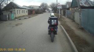 Встретились два курьера на электробайках.mp4