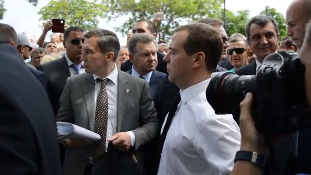 Денег нет но вы держитесь. Медведев о пенсиях.
