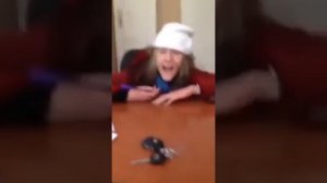 Девушка под солью в отделении полиции.