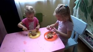 Как едят дети вкусный десерт.