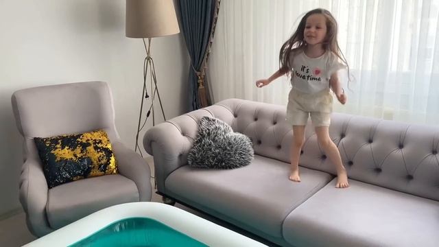 Barbie Havuz Videoları!Ada Dev Top Havuzu Kuruyor!Barbie Kız Evcilik Videosu,Bebek Bakma Oyunları
