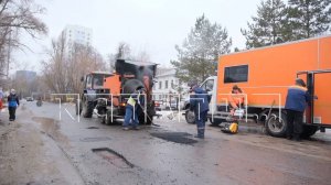 Непрерывный ямочный ремонт ведут дорожники из-за аномальной зимы