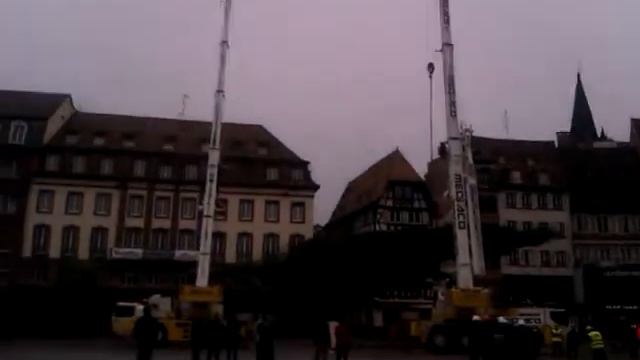 в Страсбурге устанавливают елку, скоро новый год смотреть онлайн