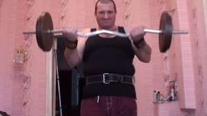 Тренировка бицепса. Поднятие штанги 50 кг на бицепс.