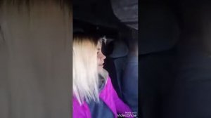 Девушка учится ездить на газели