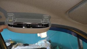 Автомобильный футляр для очков в машину.