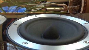 Bowers and Wilkins B&W CM8 Gloss Black - bass test