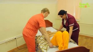 ПОДТЯГИВАНИЕ ПАЦИЕНТА  К ГОЛОВНОМУ КОНЦУ ПОСТЕЛИ на простыне, вдвоем