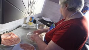 мама правильно готовит куриное филе в кляре по-домашнему и делится своим опытом приготовления