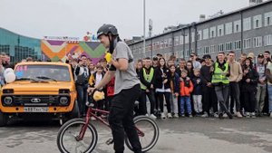 ШОК! На ВЕЛИКЕ через 12 ЧЕЛОВЕК ,сможет? Трюки на BMX - Выступление ,влог и челлендж!