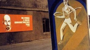 Идет Ильич планетой голубой