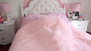 Хайди и Зидан играют в прятки против динозавра