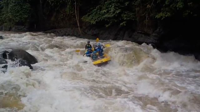 Cewek Mandi Tertangkap Camera Saat Arung Jeram