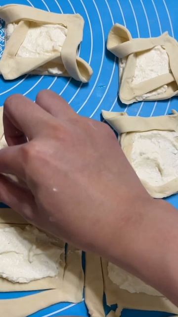 Слойки с творогом и клубникой -это вкусно #выпечка #слоёноетесто