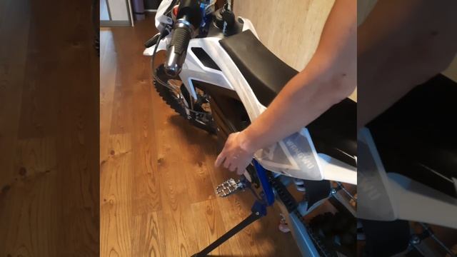 Электро пит байк  2000w 60v20ah литий , привод цепь , колесная база 17/14
