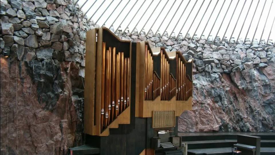 Служба в Темппелиаукио (Temppeliaukio Church) - лютеранская церковь, вырубленная в скале, Helsinki