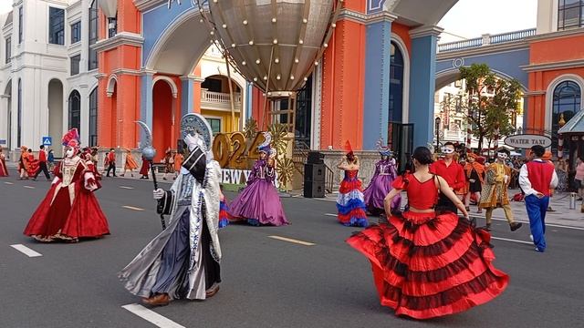 Вьетнамцы дают представление у входа в GRAND WORLD, Фукуок, Вьетнам, март 2024 г. смотреть онлайн