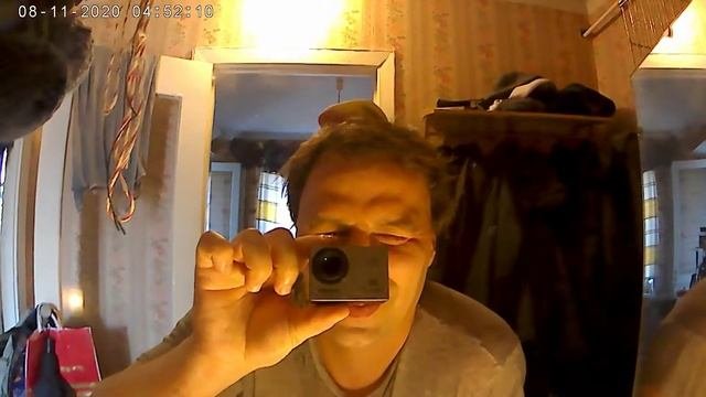 Попугайчик сидящий на голове.
