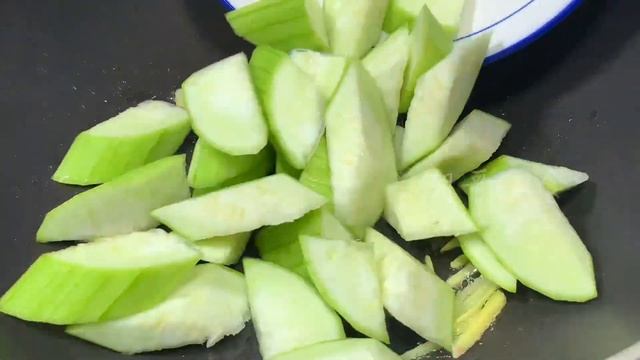 這才是絲瓜豆腐三鮮湯最好吃的做法，營養豐富，湯鮮味美，超好喝【阿朝哥美食 】#絲瓜 #豆腐 #豆腐食譜 #豆腐煮法 #三鮮湯