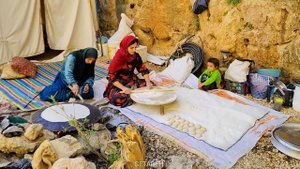 Setareh and Fatemeh say goodbye to their mother and return with the taxi driver