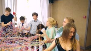 Необычный флешмоб на выпускном. Всё дело в нитках!!!
