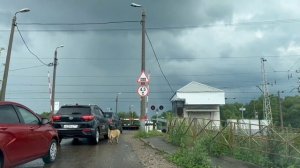 ЖД ПЕРЕЕЗД. Электровоз ВЛ11 с грузовым поездом пересекает железнодорожный переезд в грозу.