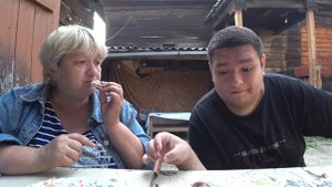 Обед в ограде с Мамой ливерной колбасой