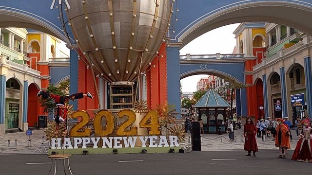 Уличное представление у входа в GRAND WORLD, Фукуок, Вьетнам, март 2024 г. смотреть онлайн