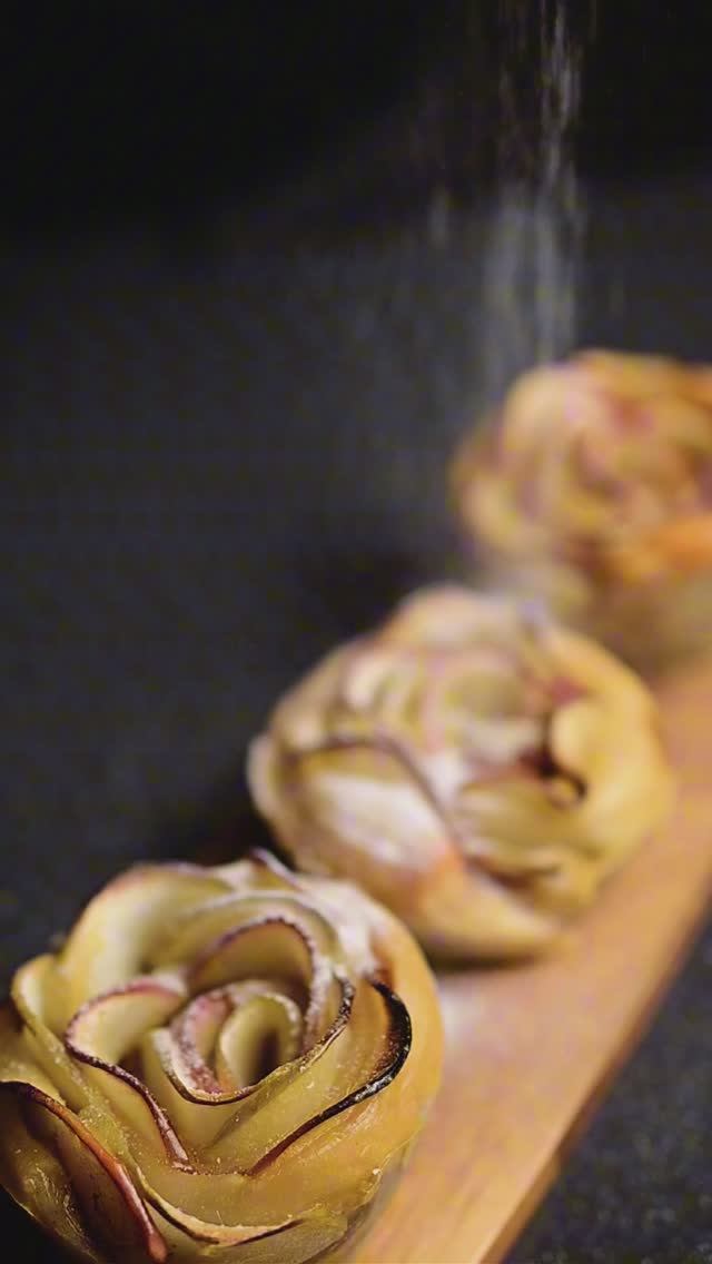 Яблочные розы из слоёного теста #zadayanskitchen