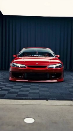 Яркая и стильная Nissan Silvia S15 на пневме и хромированных дисках.