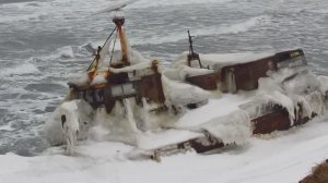 Сахалин (1).  Западный берег: обледенелый траулер на скалах