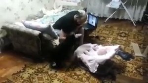 Кошка защищает ребёнка )))